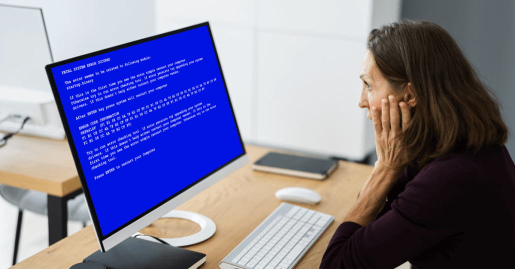 Pantalla de un ordenador en azul, mensaje de error, una mujer preocupada, mantenimiento preventivo y correctivo