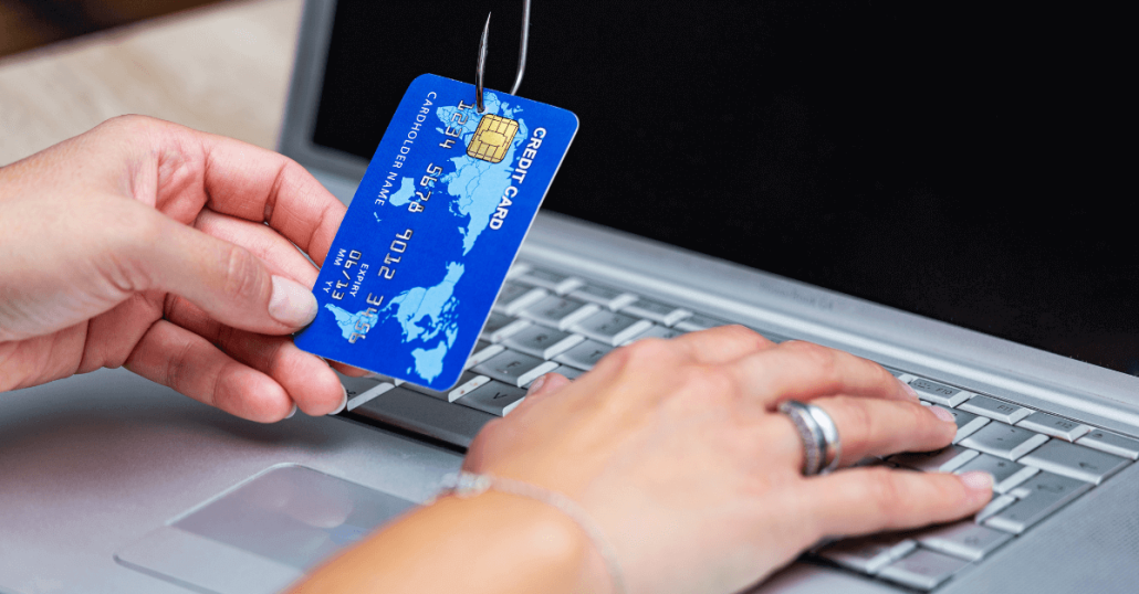 una tarjeta de crédito junto a un ordenador acción de phishing