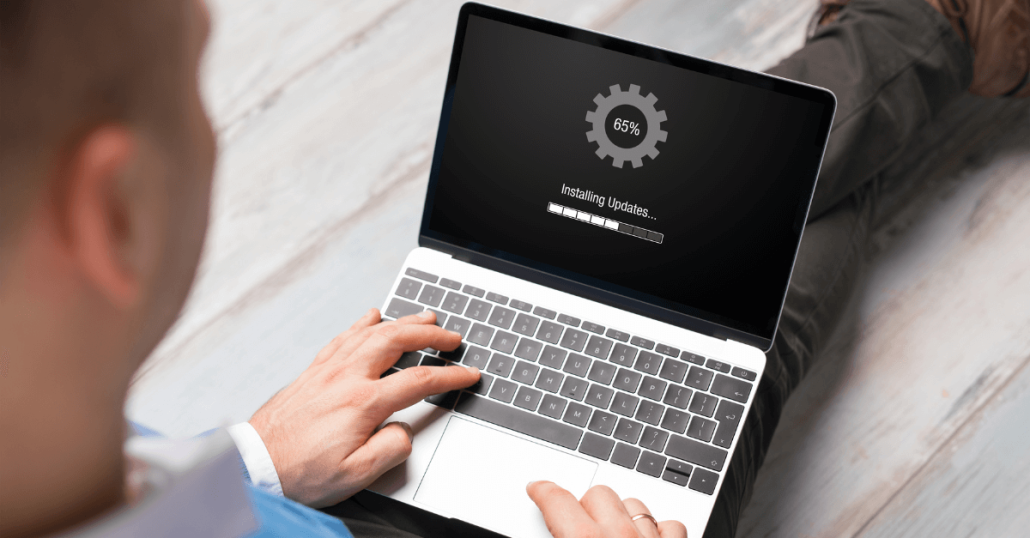 pantalla de ordenador con mensaje que indica que se están instalando actualizaciones, mantenimiento preventivo y correctivo