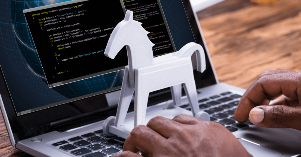 Un caballo blanco de madera sobre un ordenador, ciberseguridad ante amenazas cibernéticas