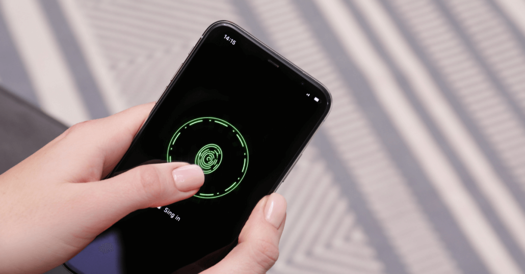 Un teléfono móvil con sistema de huella dactilar, soluciones de ciberseguridad