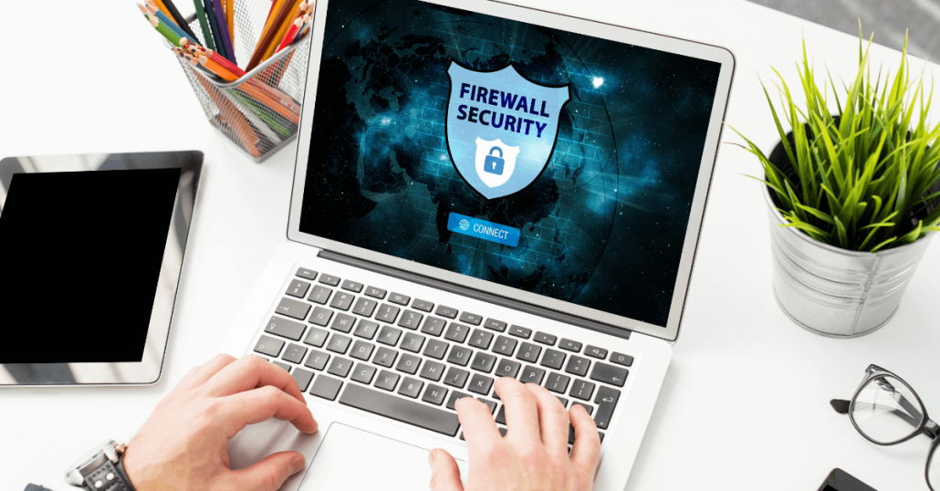 Un ordenador con la palabra Firewall security, soluciones de ciberseguridad