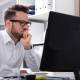 Un hombre mirando la pantalla de su ordenador, prevenir ataque de ransomware