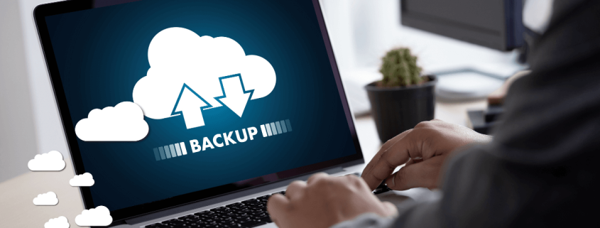 Una persona en el ordenador haciendo un backup.