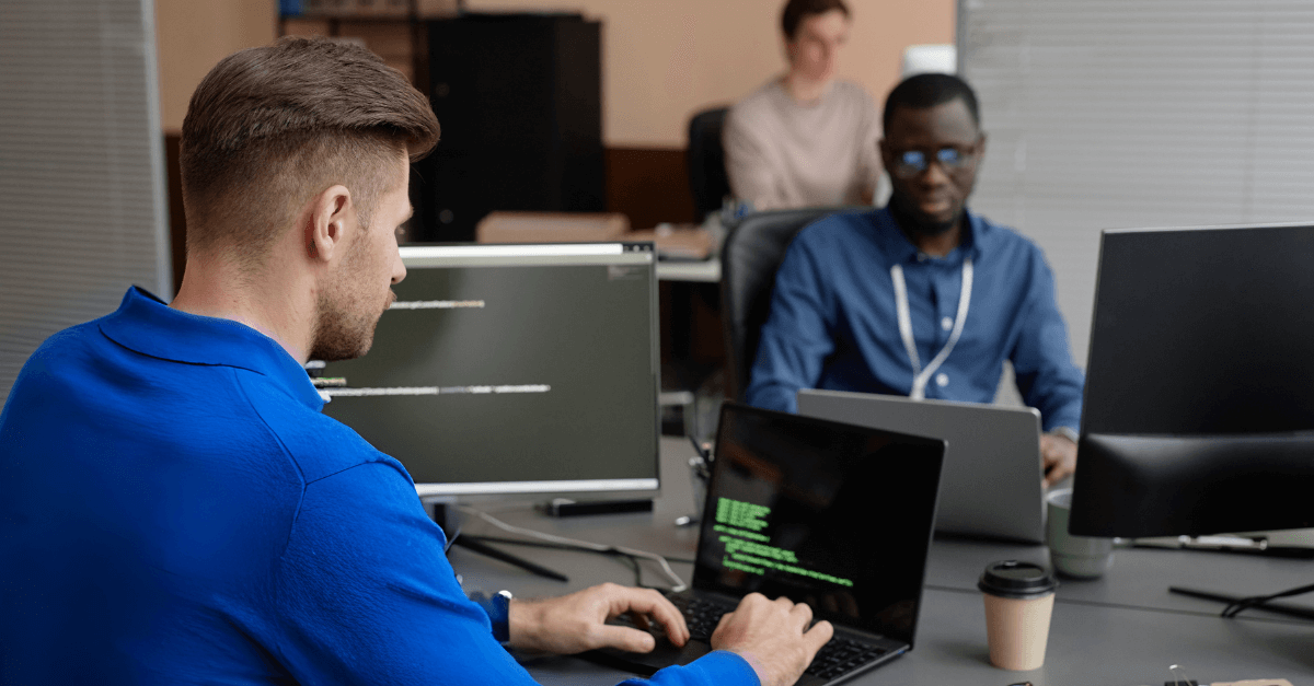 Hombre en su ordenador, equipos de ciberseguridad Blue Team