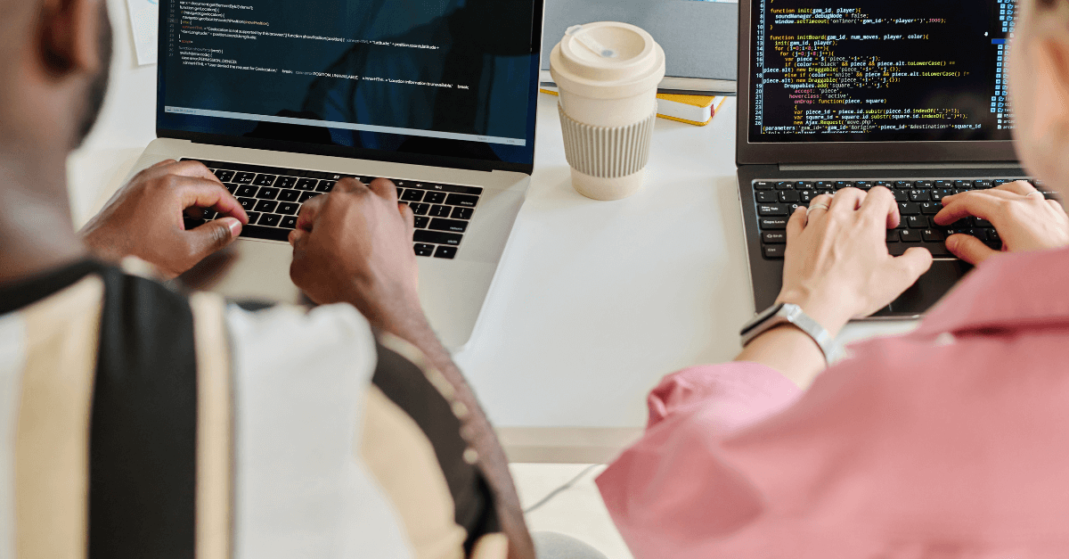 Dos personas en sus ordenadores, representando equipos de ciberseguridad Red Team