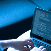 hombre realizando un plan de gestión de software en un ordenador