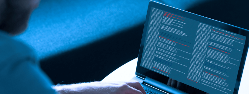 hombre realizando un plan de gestión de software en un ordenador