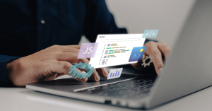 Profesional de TI trabajando en laptop con herramientas de desarrollo y soporte técnico informático digital
