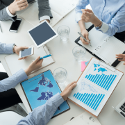 Mesa de negocios donde se acentúa la brecha digital