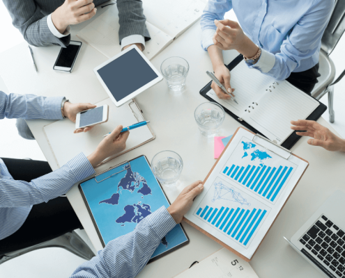 Mesa de negocios donde se acentúa la brecha digital