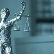 Representación de la justicia con balanza y espada en una oficina legal, símbolo de las obligaciones legales en ciberseguridad para empresas.
