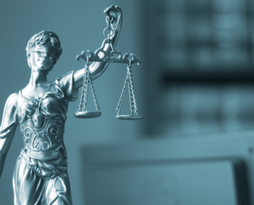 Representación de la justicia con balanza y espada en una oficina legal, símbolo de las obligaciones legales en ciberseguridad para empresas.